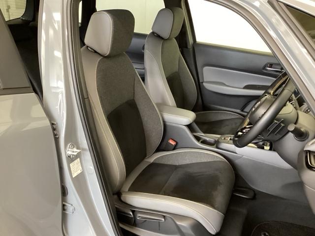 広い足元にゆったり座れるシートには肘掛けも装備しており長距離の運転でも疲れにくくなってます。女性でも運転がしやすいように、シートの高さ調整機能（シートリフター）がついています。