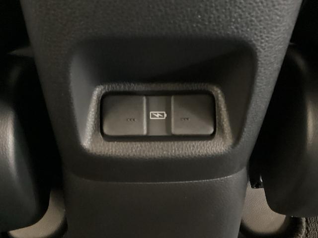 アームレストの後ろ側には、リア席用の充電可能なＵＳＢ端子が２個ついています。移動中に充電もできるので便利です。