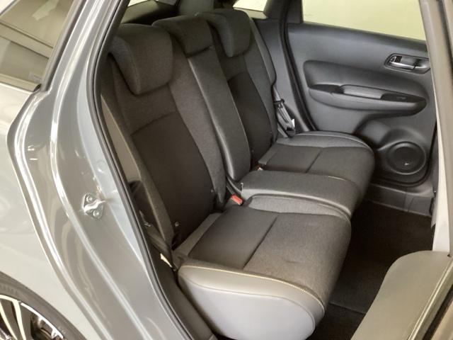 座面も厚みがあり背もたれも高く、ゆったりくつろいでお乗りいただけるシートです。座面を跳ね上げて収納スペースを広くすることも可能です。