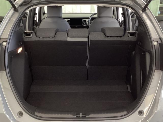 ラゲッジも広く使いやすいトランクは、開口部も広く荷物の積み下ろしもしやすいお車となっております。リアシートの背もたれは６：４の割合で分割して可倒できるので、長いお荷物などを載せることもできます。