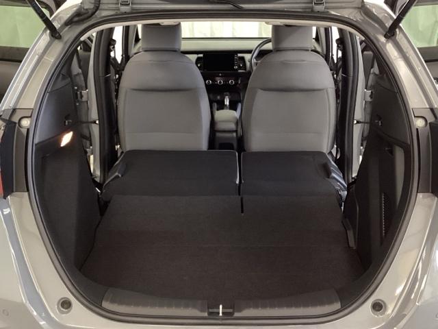 リアシートの背もたれは女性でも容易にシートアレンジが出来るように設定しており、ワンアクションで倒すことも起こすことも可能です。後部座席すべてをフラットな状態にも出来ます。