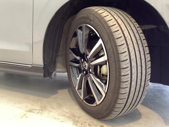 精悍なデザインの純正アルミホイールを装備しています。足元を引き立てて、美しいボディラインを一層引き締めてくれています。