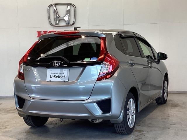 フィット １３Ｇ・Ｆパッケージ　光触媒抗菌消臭施工済　ナビ　ＥＴＣ　ワンセグＴＶ　エコアイドル　キーレスエントリー　スマートキーシステム　横滑り防止　バックモニター　ＤＶＤ再生機能　盗難防止システム　マニュアルエアコン　４ＷＤ（3枚目）