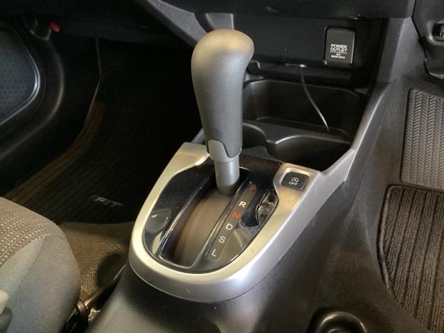 フィット １３Ｇ・Ｆパッケージ　光触媒抗菌消臭施工済　ナビ　ＥＴＣ　ワンセグＴＶ　エコアイドル　キーレスエントリー　スマートキーシステム　横滑り防止　バックモニター　ＤＶＤ再生機能　盗難防止システム　マニュアルエアコン　４ＷＤ（8枚目）