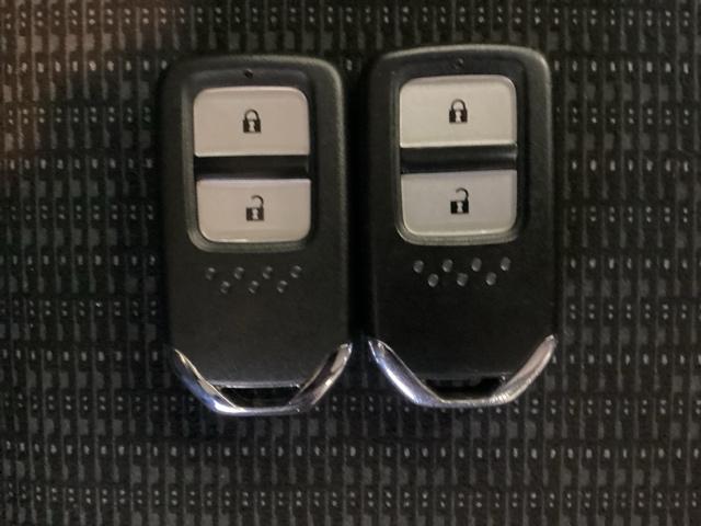 フィット １３Ｇ・Ｆパッケージ　光触媒抗菌消臭施工済　ナビ　ＥＴＣ　ワンセグＴＶ　エコアイドル　キーレスエントリー　スマートキーシステム　横滑り防止　バックモニター　ＤＶＤ再生機能　盗難防止システム　マニュアルエアコン　４ＷＤ（12枚目）