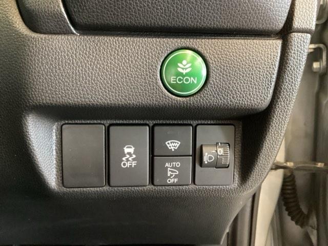 フィット １３Ｇ・Ｆパッケージ　光触媒抗菌消臭施工済　ナビ　ＥＴＣ　ワンセグＴＶ　エコアイドル　キーレスエントリー　スマートキーシステム　横滑り防止　バックモニター　ＤＶＤ再生機能　盗難防止システム　マニュアルエアコン　４ＷＤ（13枚目）