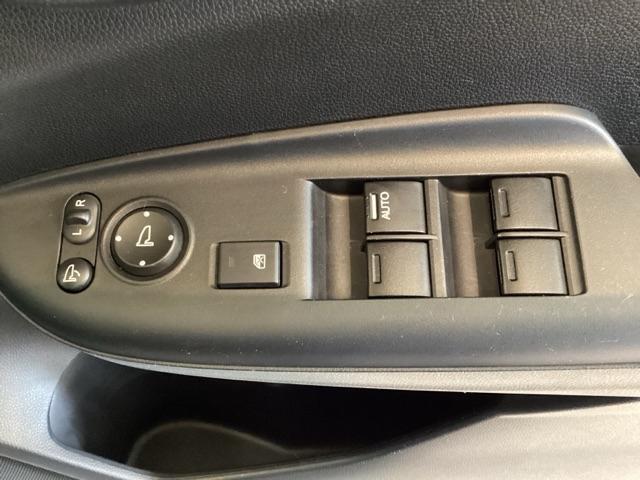 フィット １３Ｇ・Ｆパッケージ　光触媒抗菌消臭施工済　ナビ　ＥＴＣ　ワンセグＴＶ　エコアイドル　キーレスエントリー　スマートキーシステム　横滑り防止　バックモニター　ＤＶＤ再生機能　盗難防止システム　マニュアルエアコン　４ＷＤ（17枚目）