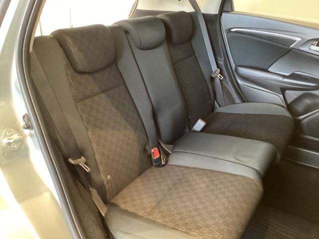 フィット １３Ｇ・Ｆパッケージ　光触媒抗菌消臭施工済　ナビ　ＥＴＣ　ワンセグＴＶ　エコアイドル　キーレスエントリー　スマートキーシステム　横滑り防止　バックモニター　ＤＶＤ再生機能　盗難防止システム　マニュアルエアコン　４ＷＤ（18枚目）