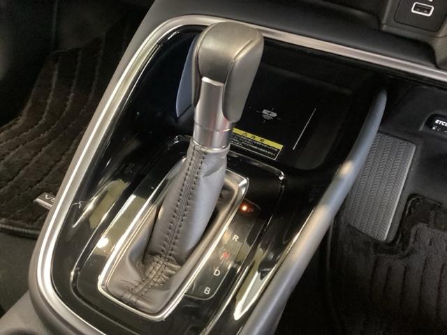 ヴェゼル ｅ：ＨＥＶＺ　光触媒抗菌消臭施工済　障害物センサー　ナビ　シートヒーター　ＥＴＣ　盗難防止装置　Ｒカメラ　フルセグテレビ　スマ－トキ－　アクティブクルーズ　Ｐセンサー　サイドエアバッグ　フルオートエアコン　４ＷＤ車（9枚目）