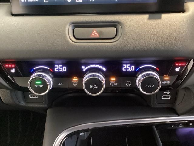 ヴェゼル ｅ：ＨＥＶＺ　光触媒抗菌消臭施工済　障害物センサー　ナビ　シートヒーター　ＥＴＣ　盗難防止装置　Ｒカメラ　フルセグテレビ　スマ－トキ－　アクティブクルーズ　Ｐセンサー　サイドエアバッグ　フルオートエアコン　４ＷＤ車（10枚目）