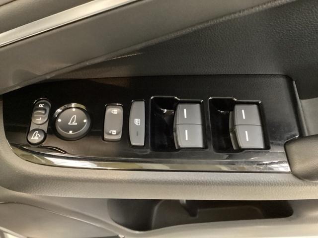 ヴェゼル ｅ：ＨＥＶＺ　光触媒抗菌消臭施工済　障害物センサー　ナビ　シートヒーター　ＥＴＣ　盗難防止装置　Ｒカメラ　フルセグテレビ　スマ－トキ－　アクティブクルーズ　Ｐセンサー　サイドエアバッグ　フルオートエアコン　４ＷＤ車（21枚目）