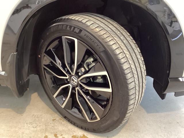 ヴェゼル ｅ：ＨＥＶＺ　光触媒抗菌消臭施工済　障害物センサー　ナビ　シートヒーター　ＥＴＣ　盗難防止装置　Ｒカメラ　フルセグテレビ　スマ－トキ－　アクティブクルーズ　Ｐセンサー　サイドエアバッグ　フルオートエアコン　４ＷＤ車（27枚目）