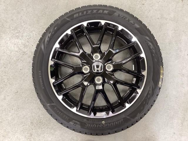 N-BOXカスタム ターボコーディネートスタイル 中古スタッドレスタイヤ、純正メモリーナビ、ドライブレコーダー前後装着+ETC付 当社デモカー サイドエアバッグ LEDライト 前席シートヒーター フルセグTV スマキー DVD VSA ベンチシート(3枚目)