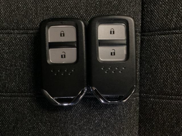 フィット e:HEVホーム 中古スタッドレスタイヤ、純正ナビディスプレー、ドライブレコーダー前後装着+ETC付 当社デモカー リヤカメラ VSA サイドカーテンエアバック 前後ソナー スマートキ ECONモード 踏み間違い防止(17枚目)