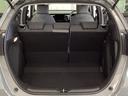 ラゲッジも広く使いやすいトランクは、開口部も広く荷物の積み下ろしもしやすいお車となっております。リアシートの背もたれは6:4の割合で分割して可倒できるので、長いお荷物などを載せることもできます。