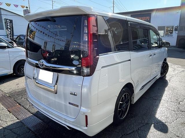 エスクァイア ハイブリッドＧｉ　社外ナビ・Ｂカメラ　フリップダウンモニター　社外ＡＷ　両側パワースライドドア　シートヒーター　ＥＴＣ　モデリスタエアロ　全方位センサー（4枚目）