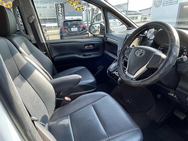 エスクァイア ハイブリッドＧｉ　社外ナビ・Ｂカメラ　フリップダウンモニター　社外ＡＷ　両側パワースライドドア　シートヒーター　ＥＴＣ　モデリスタエアロ　全方位センサー（9枚目）