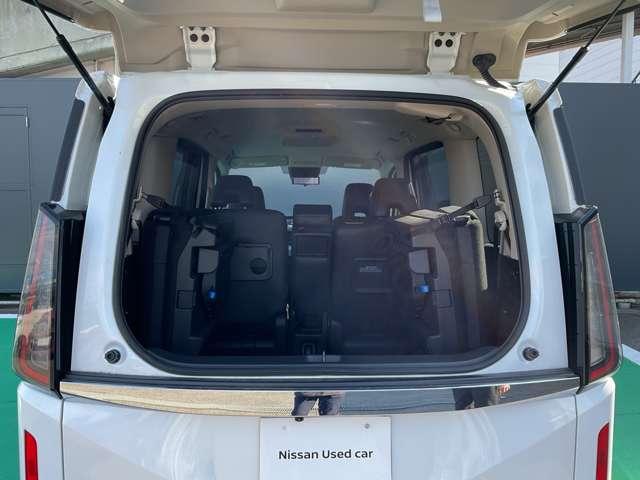 【デュアルバックドア】セレナの魅力の一つでもあるバックドアには通常の約半分のスペースがあれば開閉できるハーフバックドア!荷物の出し入れもできます!