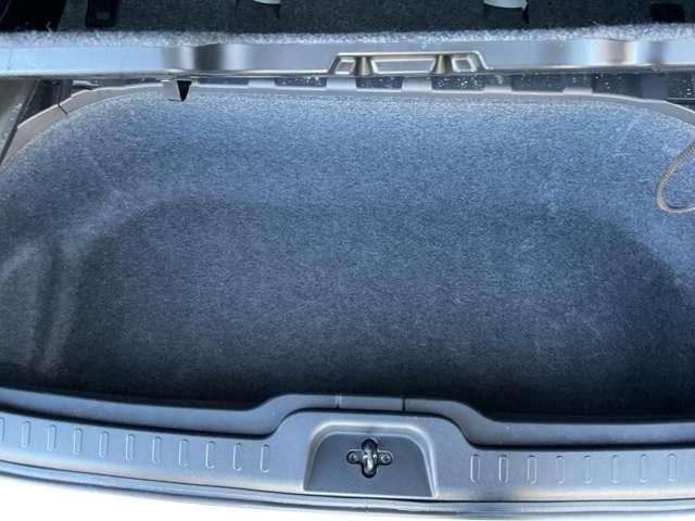 蓋を開けるとこちらにも荷物を入れれます