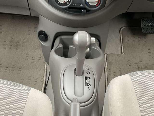 �V�t�g�m�u�̈ʒu���X�e�A�����O�ɋ߂��āA�^�]���₷���ł�����