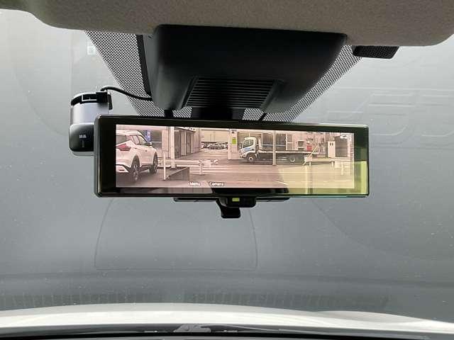 �C���e���W�F���g���[���~���[�͒ʏ�̋��^�C�v�ƁA�J�����Ńo�b�N���f���^�C�v�ɐ؂�ւ����ł��A������m�F���₷���Ȃ�܂����i�O�O�j