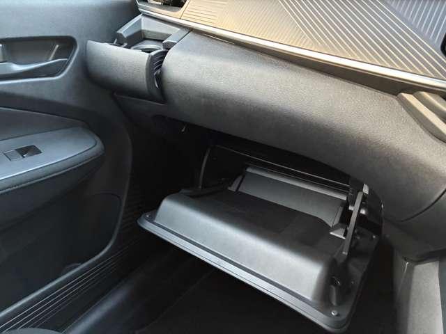 ノート １．２Ｓ　ＦＯＵＲ　４ＷＤ　５名　寒冷地仕様　９インチナビ　シートヒーター付（18枚目）