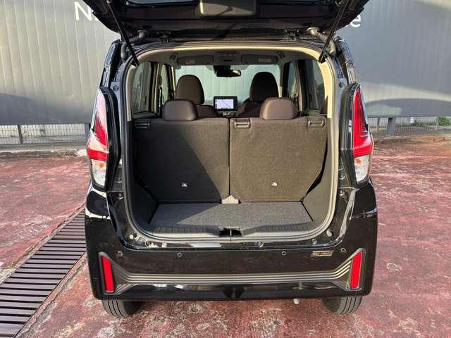 トランクルームから後席のシート位置を動かせますので、お荷物の大きさに合わせて広さの調整可能です☆シートを倒せば大きなお荷物もＯＫ！