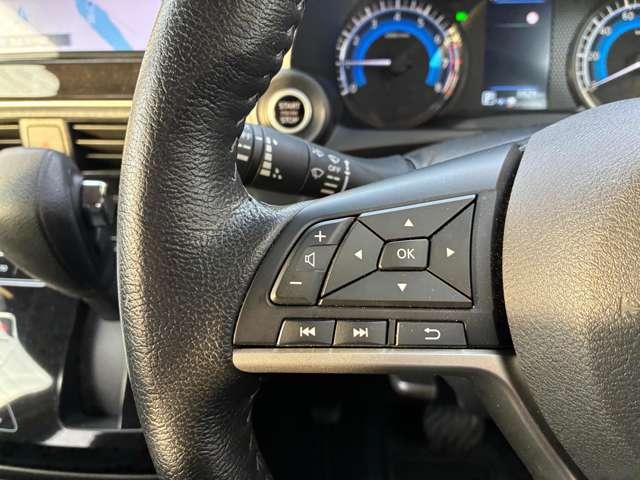 ハンドル左側のスイッチでオーディオの操作が可能なので、運転中でも楽に調整できます（＾＾♪