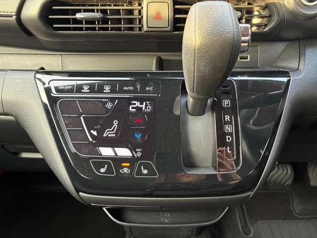オートエアコンでパネルタッチするだけで操作が可能です（＾＾）☆ＡＵＴＯにすれば簡単に車内の空調を快適に調整してくれます♪嬉しいシートヒーター付き（＾＾）
