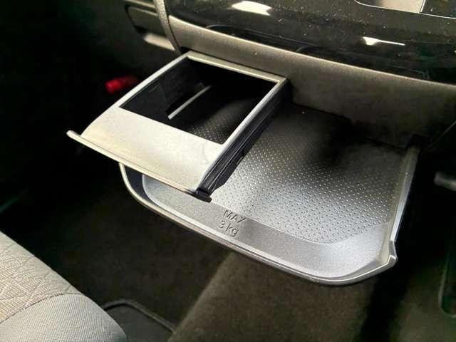 引き出し式の便利な小物置き＆ドリンクホルダー♪小物置きはＭＡＸ３キロまで載せられます（＾＾）