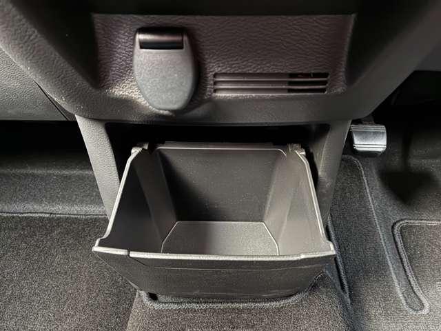 開け閉め可能な小物入れ付きです（＾＾）ドリンクホルダーとしてもご利用いただけます★電源ソケットもこちらにございます（＾＾）／