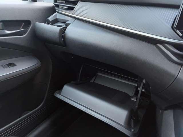 ノート １．２Ｓ　ＦＯＵＲ　４ＷＤ　５名　寒冷地仕様　９インチナビ　シートヒーター付（17枚目）