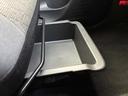 助手席の足元には引き出し式のアンダーボックスがあり、予備の靴などを収納できます★