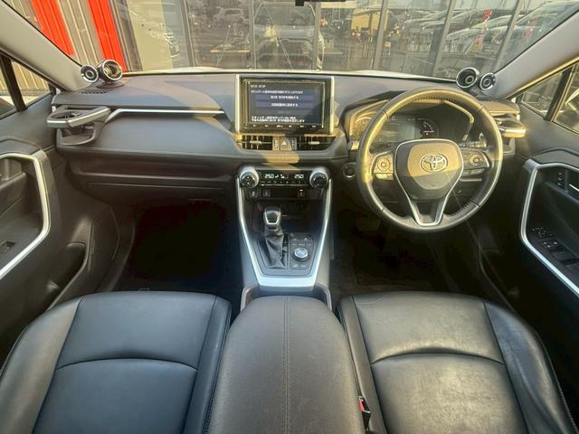 ＲＡＶ４ Ｇ　“Ｚ　ｐａｃｋａｇｅ”　純正８インチナビ　サンルーフ　デジタルインナーミラー　ＴＲＤエアロ　ワイアレス充電　パワーバックドア　ステアリングヒーター　オートハイビーム　シートヒーター　パワーシート　ルーフレール　フルセグＴＶ（2枚目）