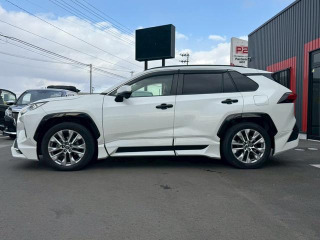 ＲＡＶ４ Ｇ　“Ｚ　ｐａｃｋａｇｅ”　純正８インチナビ　サンルーフ　デジタルインナーミラー　ＴＲＤエアロ　ワイアレス充電　パワーバックドア　ステアリングヒーター　オートハイビーム　シートヒーター　パワーシート　ルーフレール　フルセグＴＶ（5枚目）