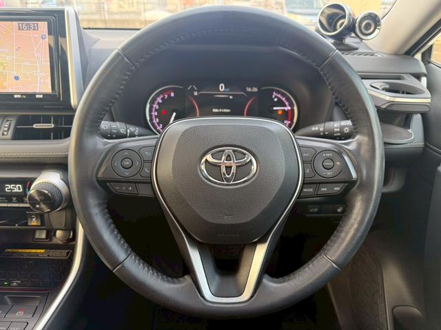 ＲＡＶ４ Ｇ　“Ｚ　ｐａｃｋａｇｅ”　純正８インチナビ　サンルーフ　デジタルインナーミラー　ＴＲＤエアロ　ワイアレス充電　パワーバックドア　ステアリングヒーター　オートハイビーム　シートヒーター　パワーシート　ルーフレール　フルセグＴＶ（9枚目）