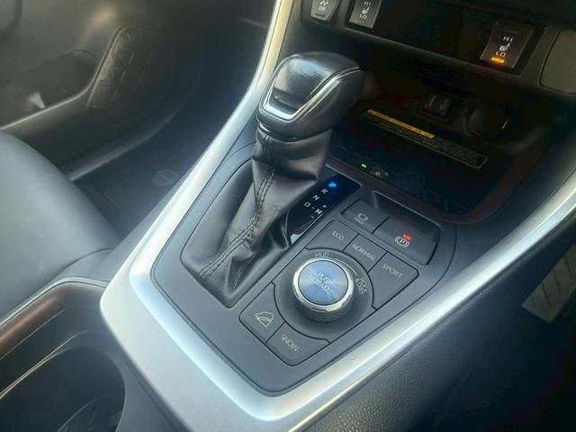 ＲＡＶ４ Ｇ　“Ｚ　ｐａｃｋａｇｅ”　純正８インチナビ　サンルーフ　デジタルインナーミラー　ＴＲＤエアロ　ワイアレス充電　パワーバックドア　ステアリングヒーター　オートハイビーム　シートヒーター　パワーシート　ルーフレール　フルセグＴＶ（12枚目）