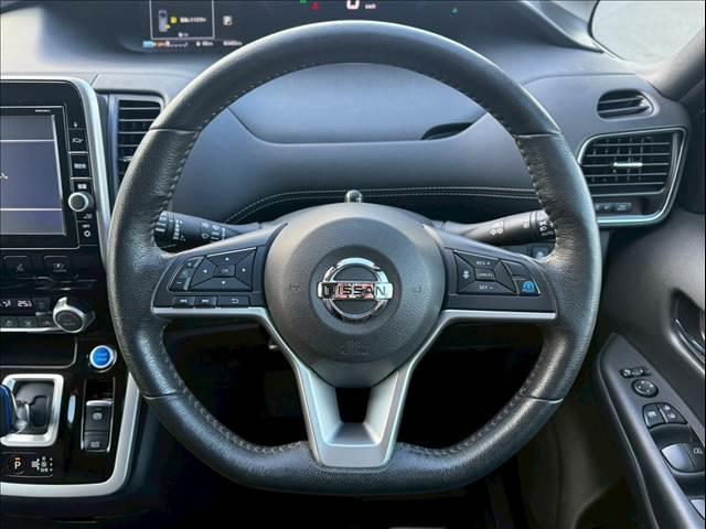 �y�`�b�b�z��葬�x�ł̏��q�͂������A�O���̎ԗ��Ƃ̋��������ɕۂ��Ȃ��玩���ŉ��������s���܂��B�������H���s���ɂ͑�ϊ������@�\�ł��B