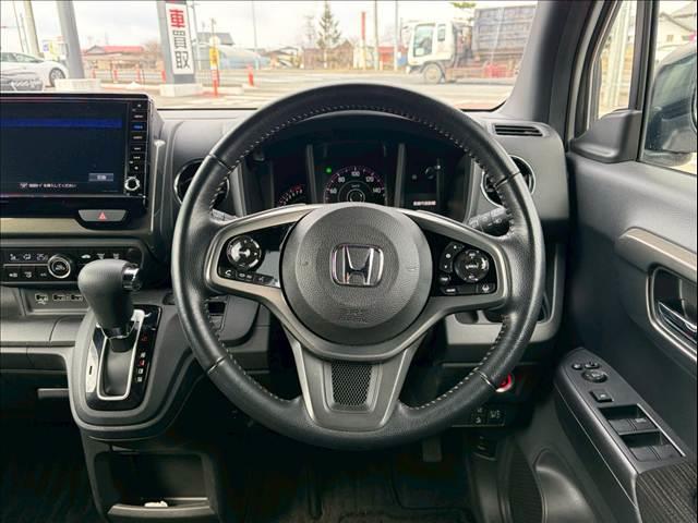 �y�X�e�A�����O�X�C�b�`�z�I�[�f�B�I�̃{�����[���̒��߂�A���W�I�̃`�����l���̕ύX�A�d�b�̎󂯎��Ȃǂ��\�ɂ��܂��B�^�]���ɖڐ����������ɑ���\�ł��B