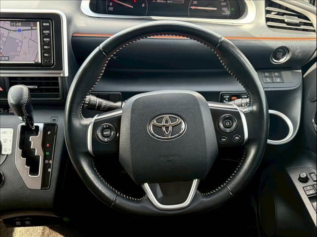 シエンタ G クエロ 純正7インチナビ フルセグTV パノラマミックビューモニター ハーフレザーシート 両側電動スライドドア Bluetooth ETC LEDヘッドライト 純正ホイールキャップ フォグランプ 3列シート(9枚目)