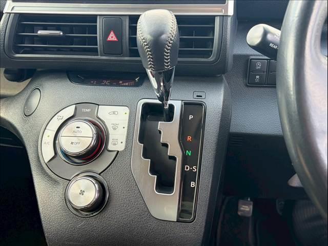 シエンタ G クエロ 純正7インチナビ フルセグTV パノラマミックビューモニター ハーフレザーシート 両側電動スライドドア Bluetooth ETC LEDヘッドライト 純正ホイールキャップ フォグランプ 3列シート(14枚目)