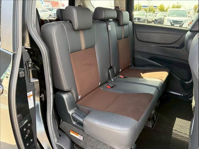 シエンタ G クエロ 純正7インチナビ フルセグTV パノラマミックビューモニター ハーフレザーシート 両側電動スライドドア Bluetooth ETC LEDヘッドライト 純正ホイールキャップ フォグランプ 3列シート(24枚目)