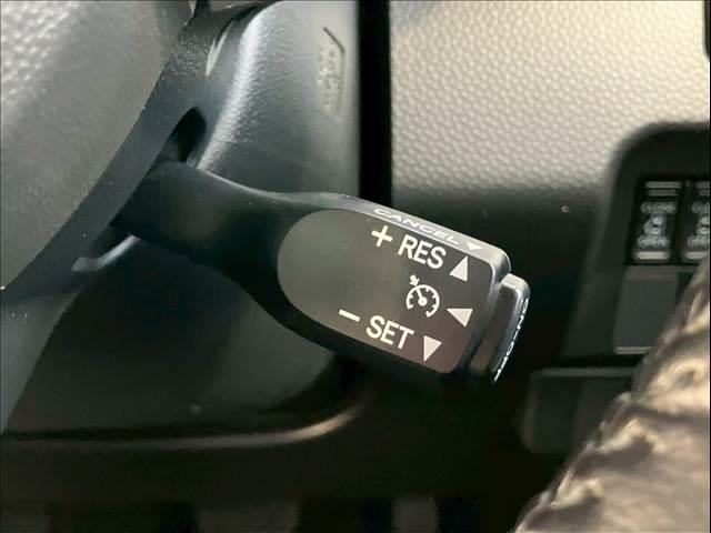 �y�N���[�Y�R���g���[���z�茳�̃{�^���ň�葬�x�ł̏��s���\�ł��B���x���߂��\�ł��B�������H���s���ɕ֗��ȋ@�\�ł��ˁ�