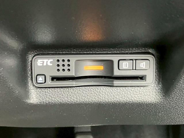 シャトル ハイブリッドＸスタイルエディション　インターナビ　バックモニター　ＴＶ　ＢＴ　プラズマクラスター付きオートエアコン　ＬＥＤヘッドライト　オートライト　ステアリングリモコン　クルーズコントロール　パドルシフト　ＥＴＣ　プッシュスタート（18枚目）