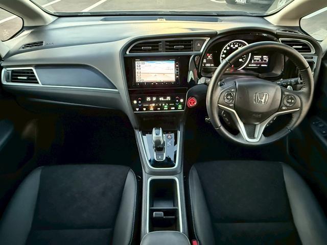 シャトル ハイブリッドＸ　ホンダセンシング　純正７インチナビ　フルセグ　バックカメラ　Ｂｌｕｅｔｏｏｔｈ　純正エアロ　衝突軽減ブレーキ　レーンキープアシスト　クルーズコントロール　ＥＴＣ　ハーフレザーシート　シートヒーター　パドルシフト（3枚目）