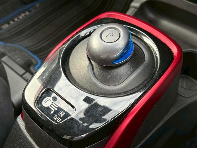 ノート ｅ－パワーニスモ　純正ナビゲーション　アラウンドビューモニター　ＬＥＤヘッドライト　純正ＡＷ　インテリジェントエマージェンシーブレーキ　車線逸脱警告　インテリジェントキー　シャークアンテナ　ＥＴＣ　Ｂｔ　ＤＶＤ　ＣＤ（17枚目）