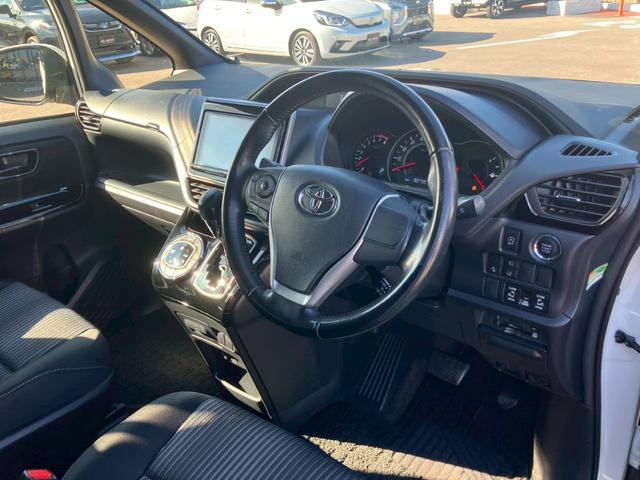 ノア Si 純正9インチナビ 12.1インチフリップダウンモニター 純正アルミ Bluetooth フルセグTV バックカメラ ドライブレコーダー ETC2.0 クルーズコントロール プリクラッシュセーフティー(22枚目)