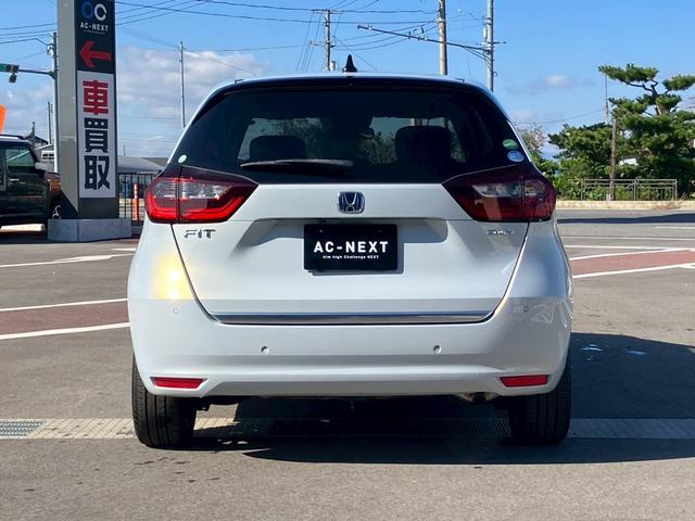 フィット ｅ：ＨＥＶリュクス　純正９インチナビ　フルセグＴＶ　Ｂカメラ　Ｂｌｕｅｔｏｏｔｈ　ＣＤ　ＤＶＤ　ハーフレザーシート　シートヒーター　ＬＥＤヘッドライト　アダプティブクルーズコントロール　レーンキープ　純正１６インチＡＷ（6枚目）