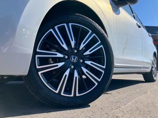 フィット ｅ：ＨＥＶリュクス　純正９インチナビ　フルセグＴＶ　Ｂカメラ　Ｂｌｕｅｔｏｏｔｈ　ＣＤ　ＤＶＤ　ハーフレザーシート　シートヒーター　ＬＥＤヘッドライト　アダプティブクルーズコントロール　レーンキープ　純正１６インチＡＷ（7枚目）