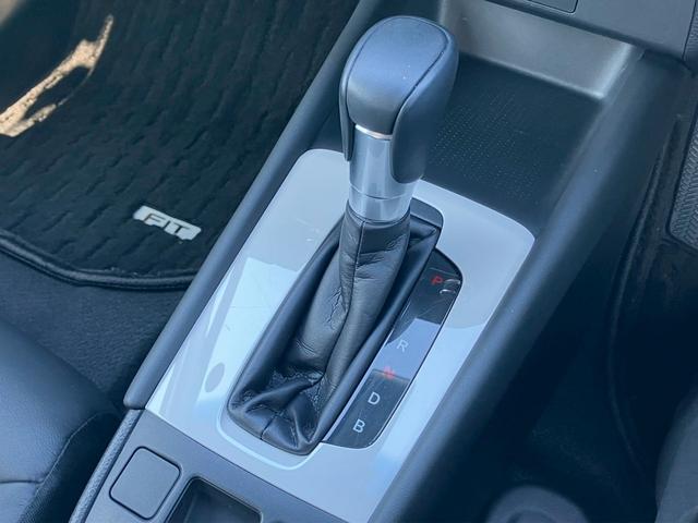 フィット ｅ：ＨＥＶリュクス　純正９インチナビ　フルセグＴＶ　Ｂカメラ　Ｂｌｕｅｔｏｏｔｈ　ＣＤ　ＤＶＤ　ハーフレザーシート　シートヒーター　ＬＥＤヘッドライト　アダプティブクルーズコントロール　レーンキープ　純正１６インチＡＷ（14枚目）